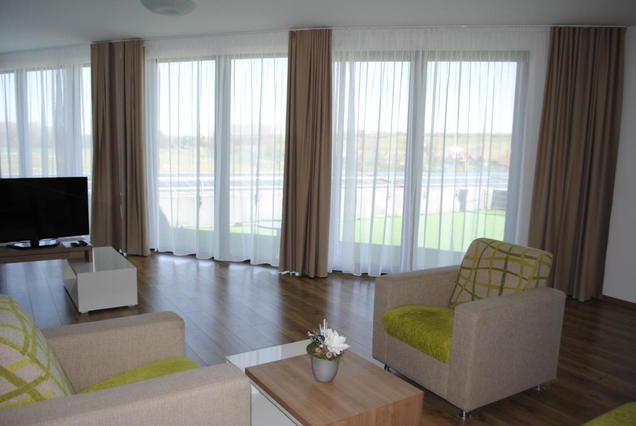 Hotel Golf Jezera Ostrožská Nová Ves Kültér fotó