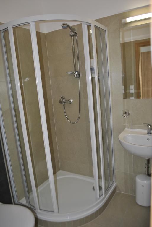 Hotel Golf Jezera Ostrožská Nová Ves Kültér fotó