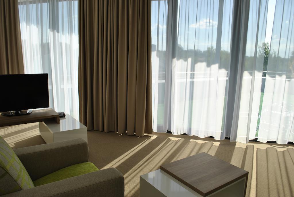 Hotel Golf Jezera Ostrožská Nová Ves Kültér fotó