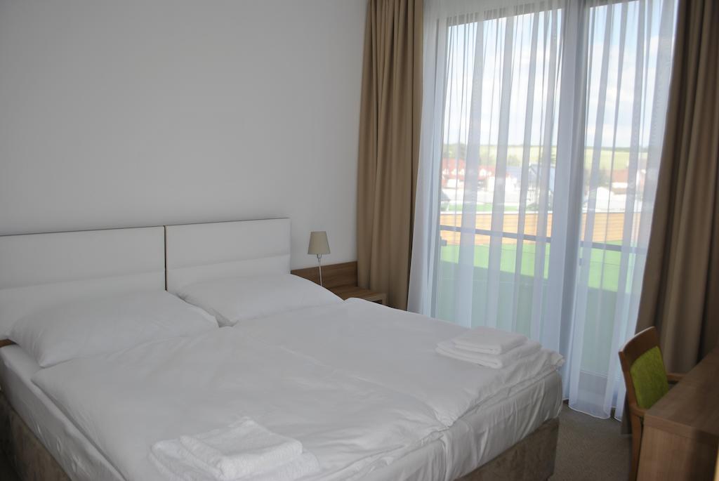 Hotel Golf Jezera Ostrožská Nová Ves Kültér fotó
