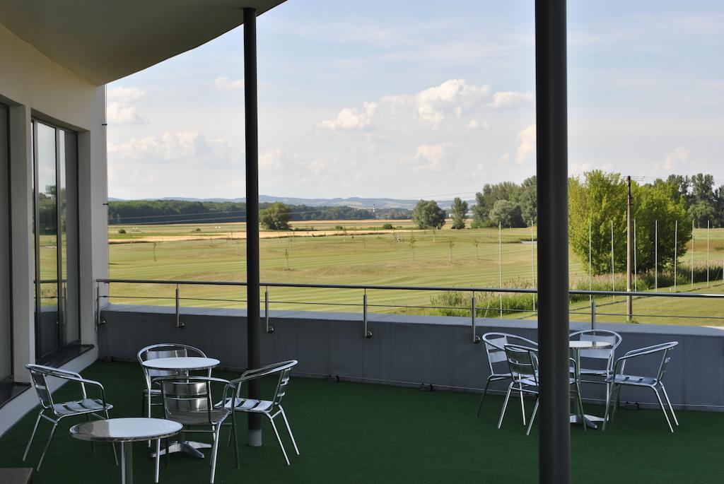 Hotel Golf Jezera Ostrožská Nová Ves Kültér fotó