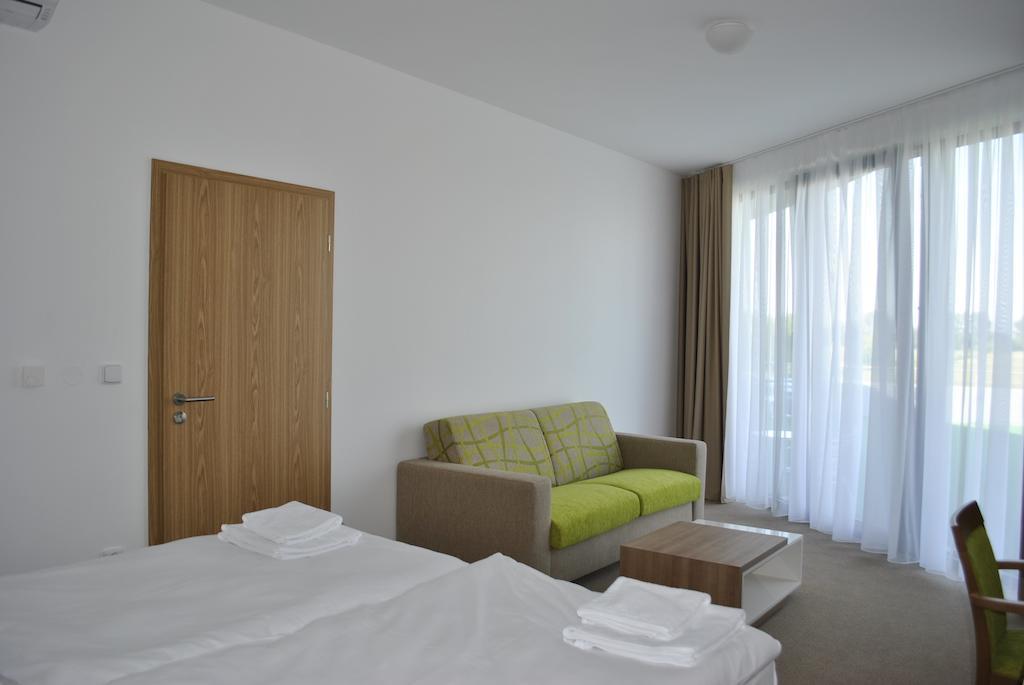 Hotel Golf Jezera Ostrožská Nová Ves Kültér fotó