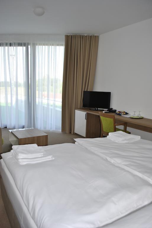 Hotel Golf Jezera Ostrožská Nová Ves Kültér fotó