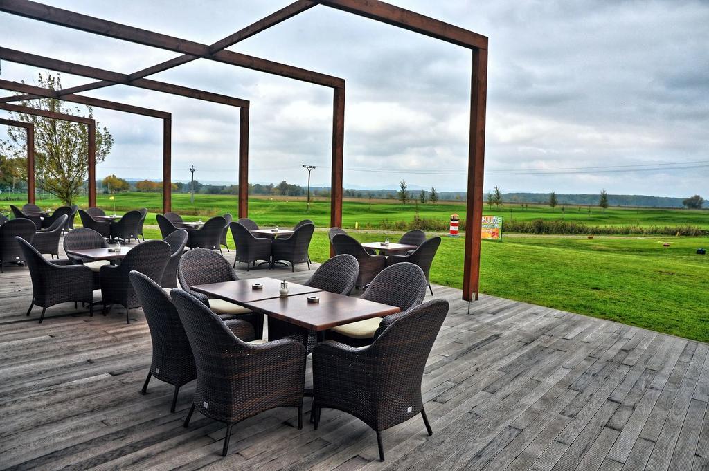 Hotel Golf Jezera Ostrožská Nová Ves Kültér fotó