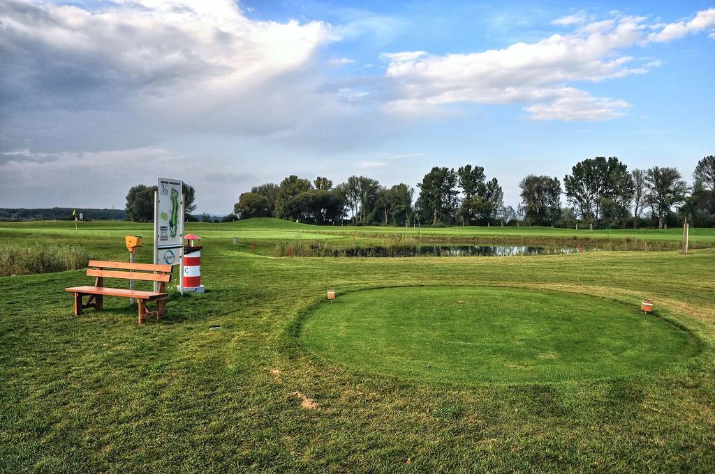 Hotel Golf Jezera Ostrožská Nová Ves Kültér fotó
