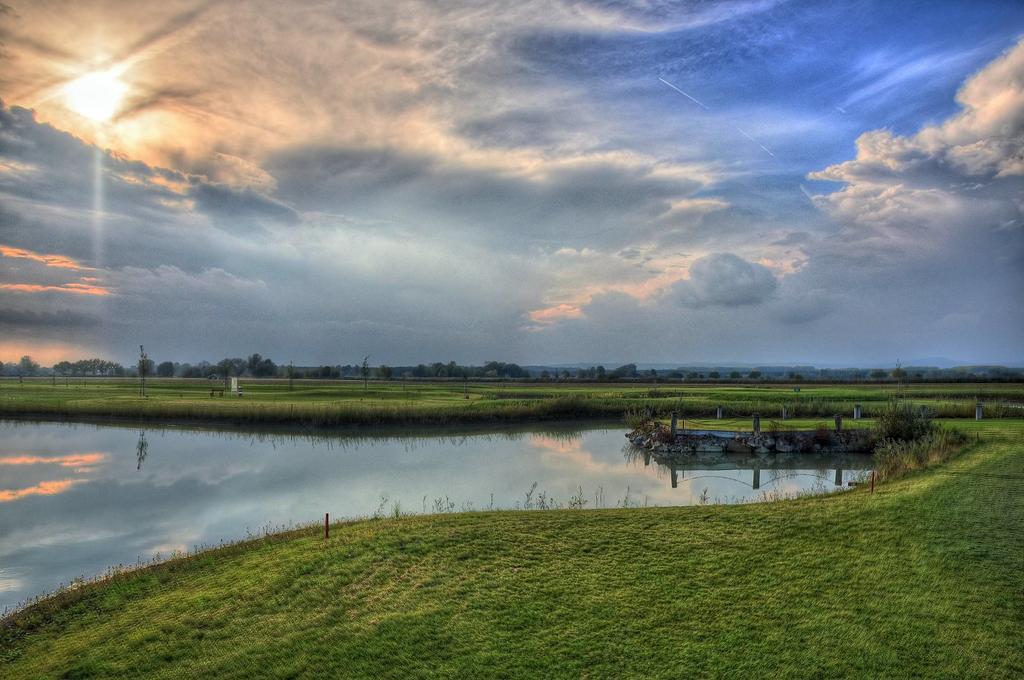 Hotel Golf Jezera Ostrožská Nová Ves Kültér fotó