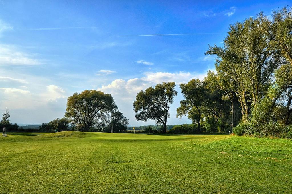 Hotel Golf Jezera Ostrožská Nová Ves Kültér fotó