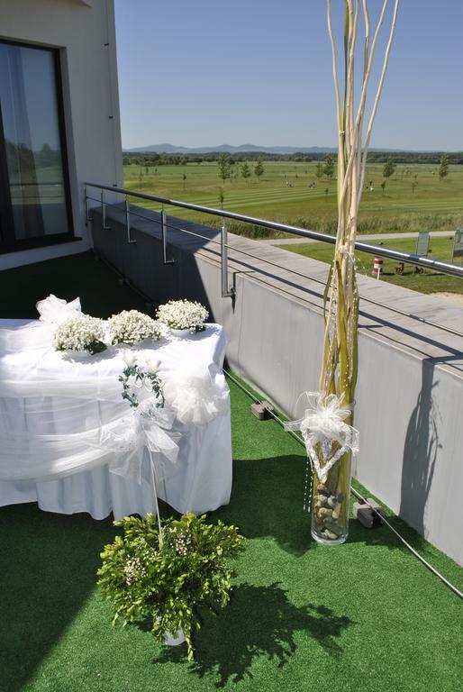 Hotel Golf Jezera Ostrožská Nová Ves Kültér fotó